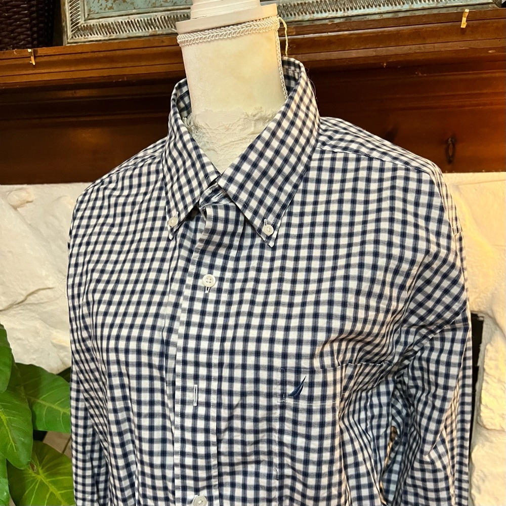 3/$25 💋 Nautica Blue and White Plaid Button Down Shirt Size 2XL - Picture 2 of 9
